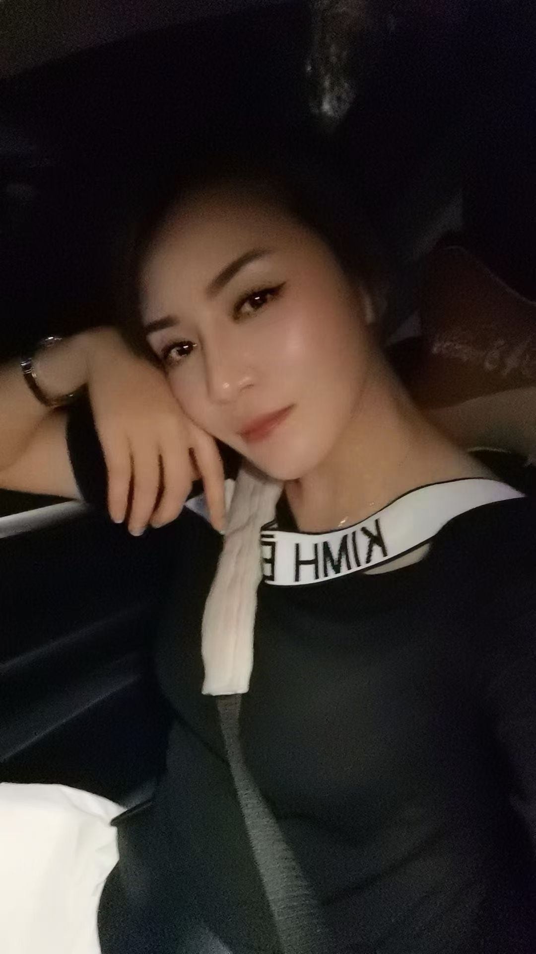 服务一流的高个子健身美女